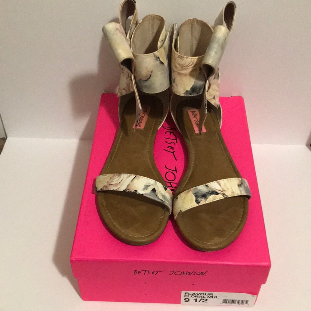 Betsey Johnson Flavour sandals